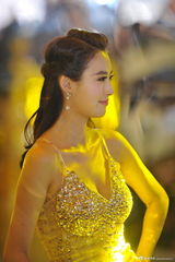 组图：车模兽兽性感透视黄金奶 自信爆乳微笑