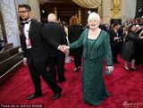 组图：最佳女配角提名琼-斯奎布绿色礼服亮相