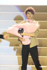 组图：尚雯婕鹰嘴造型奇特 周笔畅台上热力四射