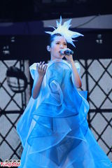 组图：杨丞琳红馆倒吊开唱 着泳装浸透明水缸