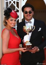 组图：抖奶超模阿普顿明艳红裙俯身爆D奶