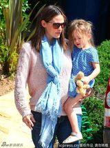 组图：詹妮弗-加纳携女出游 宝贝们红蓝搭配很可爱