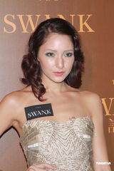 组图：熊黛林露背长裙性感亮相 生日获赠爱犬