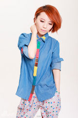 组图：黄雅莉岁末写真回馈歌迷 素雅衬衣展率性