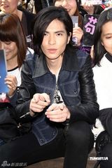 幻灯图：萧敬腾写真书签售 要考虑“露点”演出