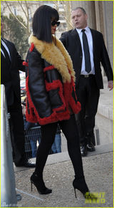 组图：蕾哈娜皮草上衣臃肿 戴墨镜显大佬范