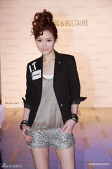 组图：文咏珊清爽亮相时装展 黄耀明展留须造型