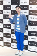 独家：金秀贤亮相签名会 立领西装清爽有范儿