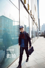 明星爱街拍：魏千翔温暖过圣诞 耍帅御寒两不误