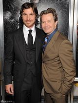 组图：贝尔和哈迪携妻甜蜜亮相《蝙蝠侠》首映