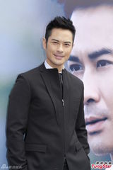 组图：郑嘉颖签英皇拖2年才出碟 黑衣帅气亮相