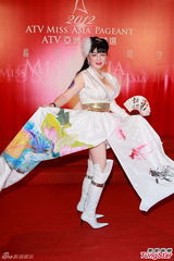 组图：宫雪花爆乳露底教书法 艳压低胸准亚姐