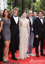 幻灯图：张曼玉前夫新作首映 红毯紧盯女演员美胸