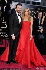 组图：安妮斯顿红裙大气 和男友贾斯汀秀恩爱