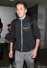 组图：贝嫂带三子女现身机场 小七仔裤皮靴抢眼