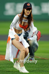 组图：韩模尹胜雅为棒球赛开球 爆乳装性感火辣