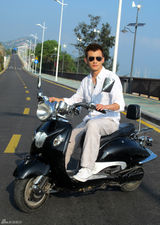 组图：《远大前程》是安帅气摩托车剧照显不羁