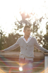 组图：严宽户外阳光写真曝光 “倾世”风再来袭