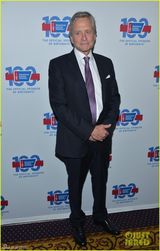 组图：道格拉斯参加抗癌活动 曾因口交致喉癌