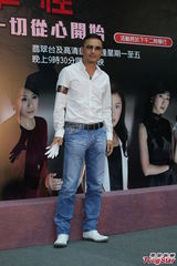 组图：众星宣传《好心作怪》胸贴胸夹汽球