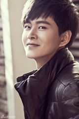 组图：黄明倾情演绎冬日情怀 展现成熟魅力