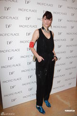 高清图：Lisa S现身时装展秀美腿琦琦裤装别有风情