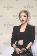 独家高清：Kara性感回归 瘦弱具荷拉腹部现赘肉