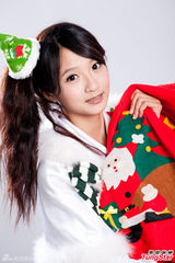 组图：15岁美萝莉许雅涵变圣诞白雪公主惹人爱