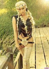 组图：钱妞Ke$ha奇幻大片化身女猎人 皮带遮私处性感