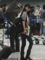 组图：汤唯素颜低调现身机场 见镜头可爱打招呼