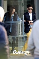 组图：韩媒曝全智贤与男友亲密出行照片