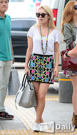 组图：少女时代赴台开唱 机场亮相衣着个性