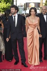 高清组图：《女人之源》首映 吕克-贝松吻娇妻抢镜