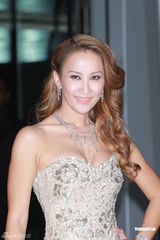 组图：李玟着鱼尾礼服亮相 大方与丈夫亲吻拍照