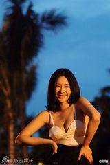 组图：柳岩蜂腰巨乳秀性感 事业线抢镜