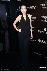 组图：汪诗诗出席杂志揭幕礼 时尚干练美丽动人