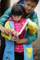 组图：爸爸去哪儿第六期海量图 萌宝帅爸卖菜忙