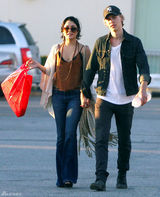 高清图：凡妮莎-哈金斯和新男友约会浓情蜜意