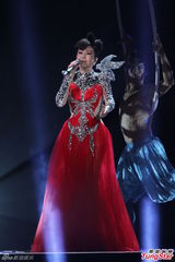 组图：江蕙演唱会造型似黄金圣衣 舞台绚丽迷幻