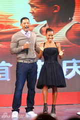 幻灯图集：《功夫梦》北京首映 成龙小史密斯秀醉拳