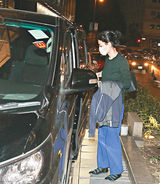 组图：王菲香港逛街一脸病容 见记者慌张上错车