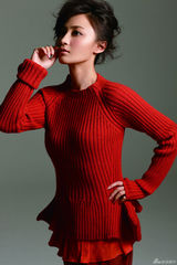 组图：姚笛火红毛衣新年装展现窈窕身姿