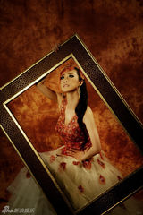 组图：芙蓉姐姐化身妩媚孔雀 装扮火红魅惑放电