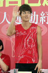 组图：吴克群出席活动秀球技 力证自己肌肉没作假