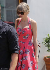 组图：泰勒-斯威夫特街拍LOOK 印花长裙清凉现身