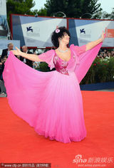 组图：《睡美人》首映 玛丽娜不惧丰满体态跳蝴蝶舞