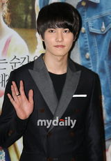 组图：韩片《Acoustic》试映会 女星申世京精致亮相