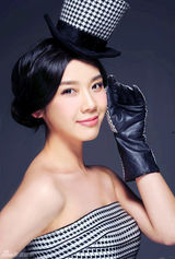 组图：马恺曼圣诞大片曝光 俏皮精灵甜笑迷人