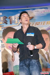 组图：张智霖亮相《冲2》庆功会 吴卓羲显老相