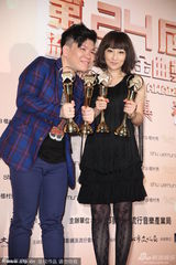 组图：林忆莲获最佳国语女歌手 常石磊代领